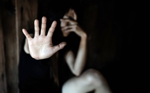ΣΟΚ: Ομαδικό βιασμό από 18 άνδρες στον Κολωνό κατήγγειλε 20χρονη .