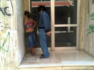 Απίστευτο και όμως ελληνικό: Sex στην είσοδο της πολυκατοικίας μπροστά στον φωτογραφικό φακό ( δείτε φωτογραφία)