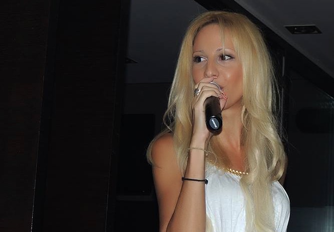 Αγγελική Νιάρχου : Γνωρίστε την ανερχόμενη και πολλά υποσχόμενη τραγουδίστρια από την Θεσσαλονίκη...
