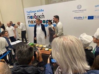 «Εθνική Δράση κατά της Παιδικής Παχυσαρκίας στην Ελλάδα» : Ο Κυριάκος Μητσοτάκης μαγείρεψε μαζί με τον Πάνο Ιωαννίδη και έριξε σουτάκια με τον Θοδωρή Παπαλουκά