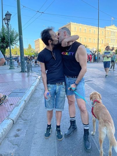 Αύγουστος Κορτώ: Δεν προκαλεί, δεν απειλεί, το φιλί είναι φιλί . Η ανάρτηση του συγγραφέα για το Athens Pride 2022