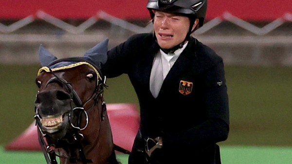 Αποβλήθηκε προπονήτρια της Γερμανίας στους Ουμπιακούς Αγώνες γιατί έριξε γροθιά σε άλογο