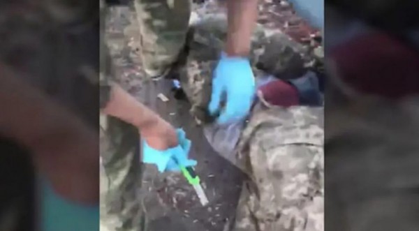 Παγκόσμιο αποτροπιασμό προκάλεσε το βίντεο που δείχνει Ρώσο στρατιώτη να ευνουχίζει Ουκρανό αιχμάλωτο πολέμου.