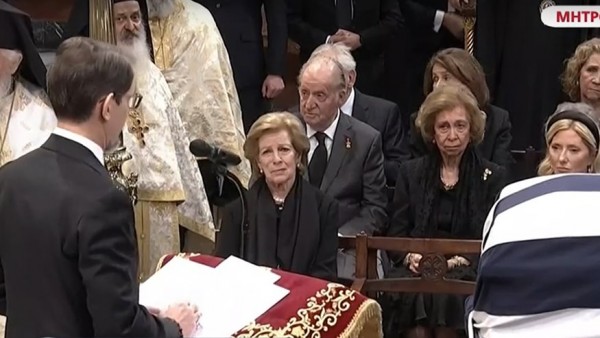 Συγκινημένη η Άννα Μαρία με τον επικήδειο του Παύλου στην κηδεία του Τέως .