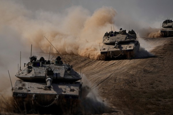 Διπλωματικός πυρετός ενώ το Ισραήλ ετοιμάζεται για εισβολή στη Γάζα .