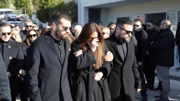 Θλίψη  στην κηδεία του Χάρη Κωστόπουλου! Υποβασταζόμενη η σύζυγός του από τα δύο τους αγόρια !