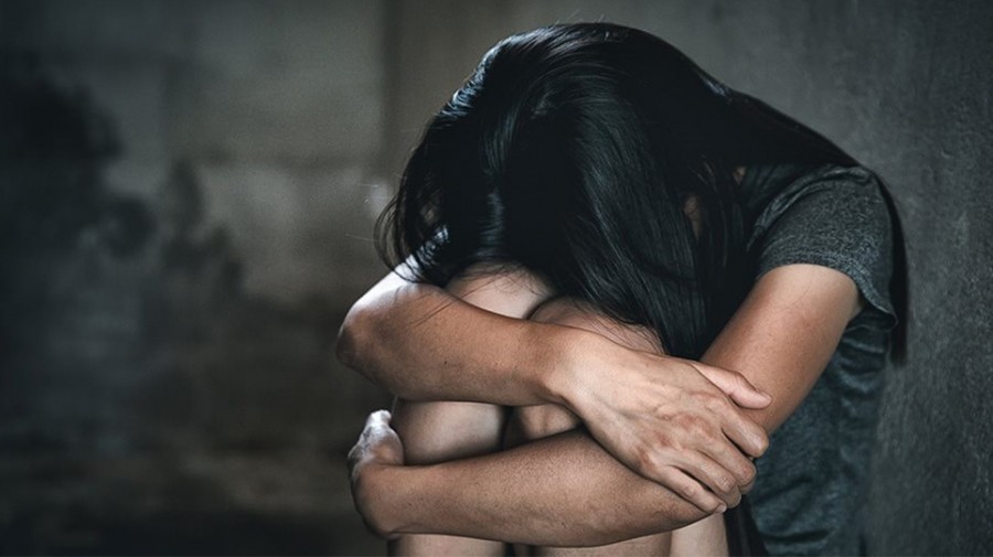 Μόνο στην Αττική, οι καταγγελίες για βιασμό και αποπλάνηση ανηλίκου, το 2023, έχουν αυξηθεί κατά 33%, σύμφωνα με την Αστυνομία