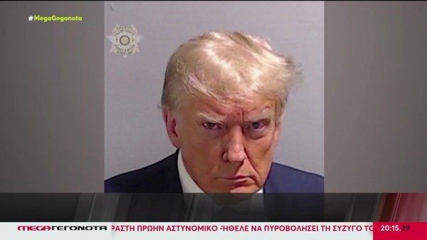 Τον γύρο του διαδικτύου κάνει η φωτογραφία του Donald Trump μετά την σύλληψη που είχε από αστυνομικούς, γράφοντας ιστορία.