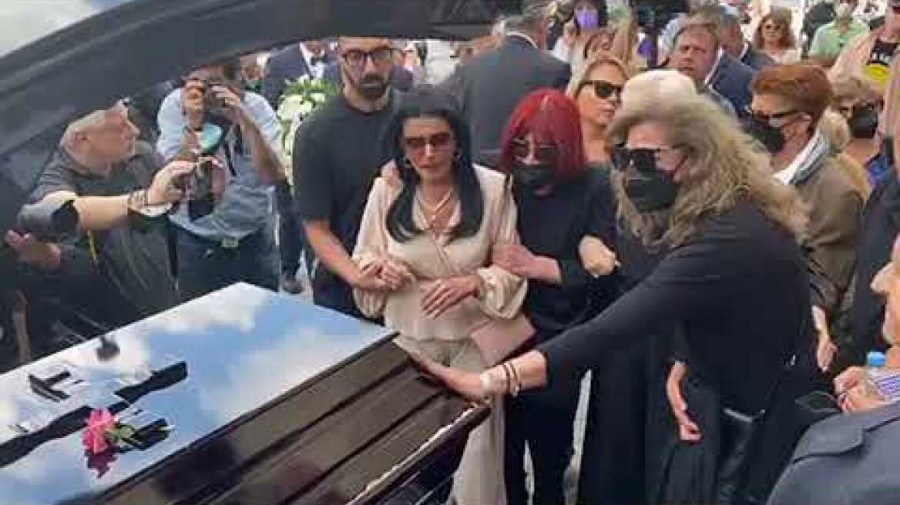 Μάρθα Καραγιάννη: Τελευταίο αντίο στην αγαπημένη ηθοποιό . Πλήθος κόσμου στο Α Νεκροταφείο !