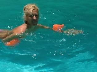 Η Εφη Σαρρή τόπλες, με παιδικά πορτοκαλί μπρατσάκια στην πισίνα (pics)