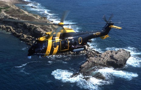 ΣYMBAINEI TΩPA: Eλικόπτερο ψάχνει ψαρά από την Kύμη