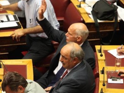 Υπερψηφίστηκε το νομοσχέδιο για τα ΑΕΙ- Όχι από Παπανδρέου, Λοβέρδο