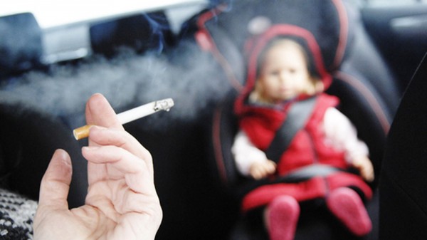 Παιδιά- παθητικοί καπνιστές ακόμη και όταν δεν καπνίζουμε μπροστά τους